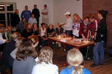 Lagkagerne vises frem.